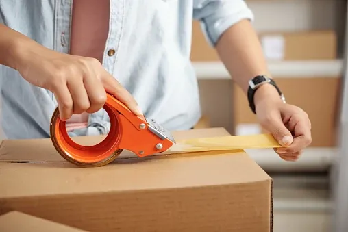 Closing-box-with-tape